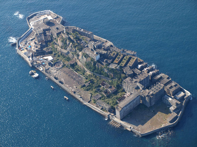 Câu chuyện về hòn đảo ma giữa biển khơi Nhật Bản bỗng trở thành Di sản Văn hóa thế giới của UNESCO - Ảnh 2.