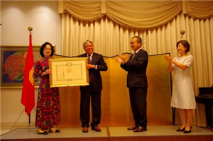 Tổ chức Lễ trao tặng Huân chương Mặt trời mọc, có ngôi sao vàng và bạc cho Nguyên Bộ trưởng Bộ Tư pháp Việt Nam Hà Hùng Cường