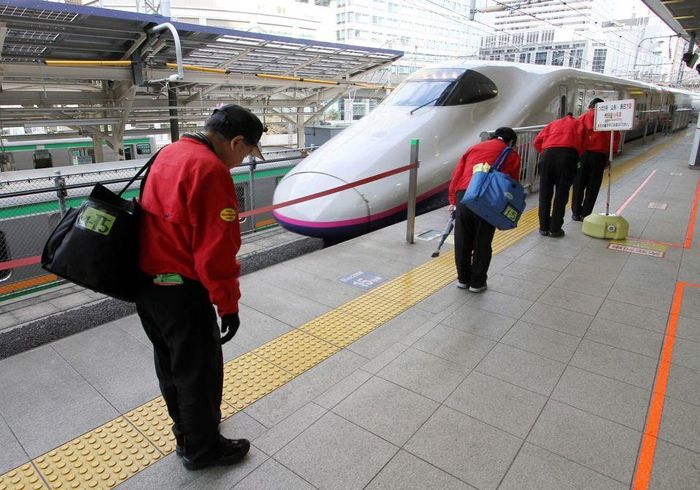 Shinkansen còn nổi tiếng bởi phong cách làm việc cẩn trọng, tỉ mỉ của đội ngũ nhân sự từ lái tàu đến lao công. Ảnh: Nippon